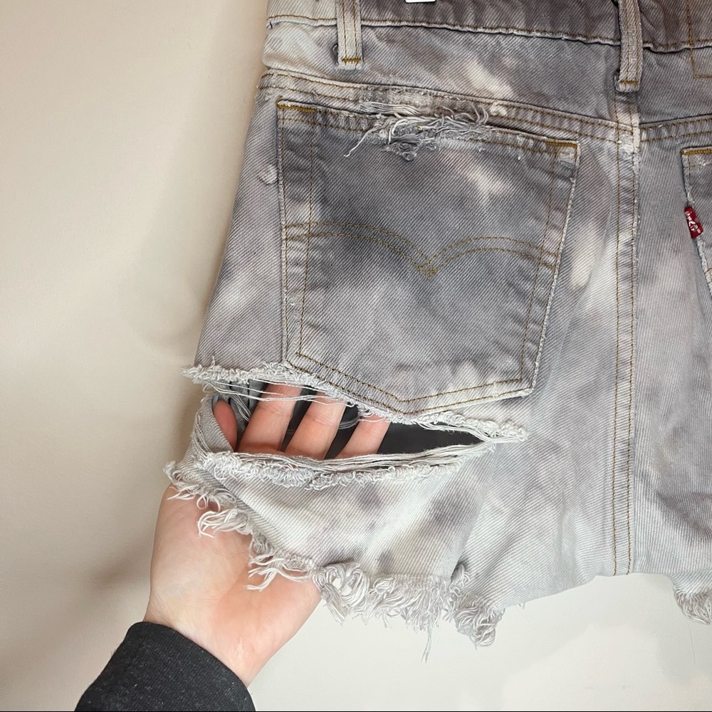 Levi’s Denim Cut Off Shorts Tie Dye Extreme Distressed Shorts Butt Rip 30 waist - Picture 10 of 12